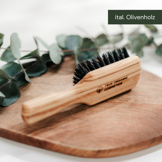 Die Olivholz Bürste von True Organic Cosmetics in Kardätschen Form