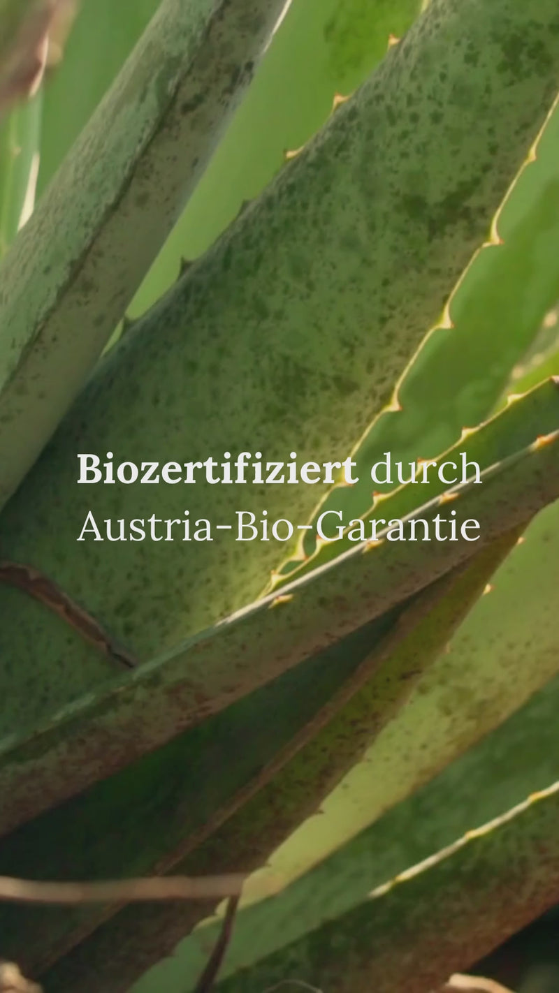 Kurzes Video: Frische Aloe Vera, Lavendel und Orangen am Ast. Eingeblendeter Text: Bio-zertifiziert von Austria Bio Garantie, handgemacht mit Liebe in Österreich und 0% synthethische Stoffe, 100% Natur-Rohstoffe